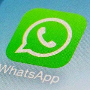 Die App WhatsApp auf einem Handy-Display.