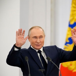 Der russische Präsident Wladimir Putin gestikuliert Ende April beim Verlassen des Kremls in Moskau. Wie krank ist er wirklich?