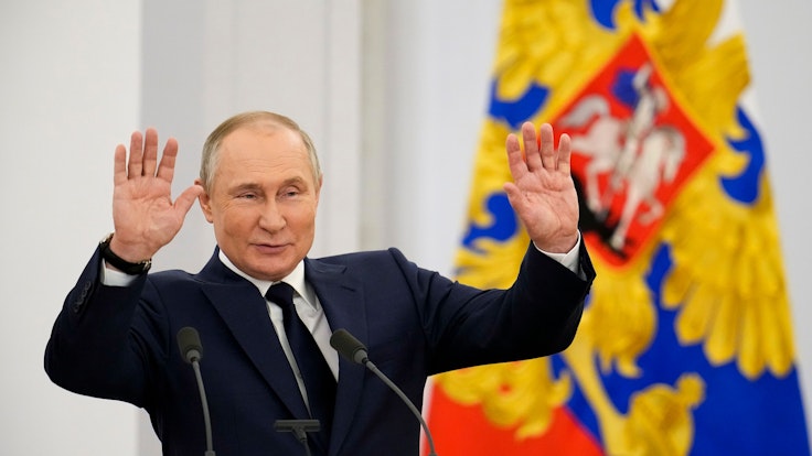 Der russische Präsident Wladimir Putin gestikuliert Ende April beim Verlassen des Kremls in Moskau. Wie krank ist er wirklich?