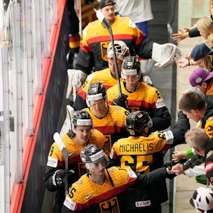 Die deutschen Eishockeyspieler jubeln mit den Fans nach ihrem Sieg.