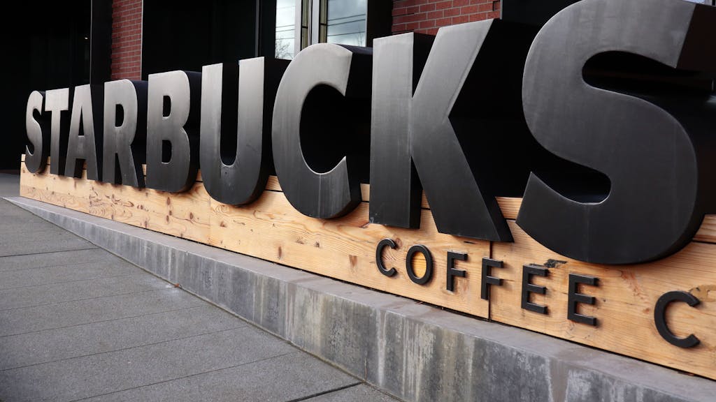 Ein schwarzes Starbucks-Logo aus dem Jahr 2021 steht vor der Firmenzentrale in Seattle.