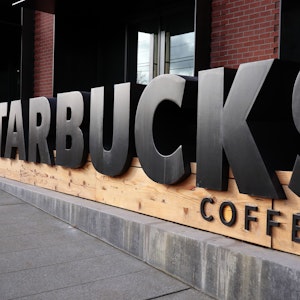 Ein schwarzes Starbucks-Logo aus dem Jahr 2021 steht vor der Firmenzentrale in Seattle.