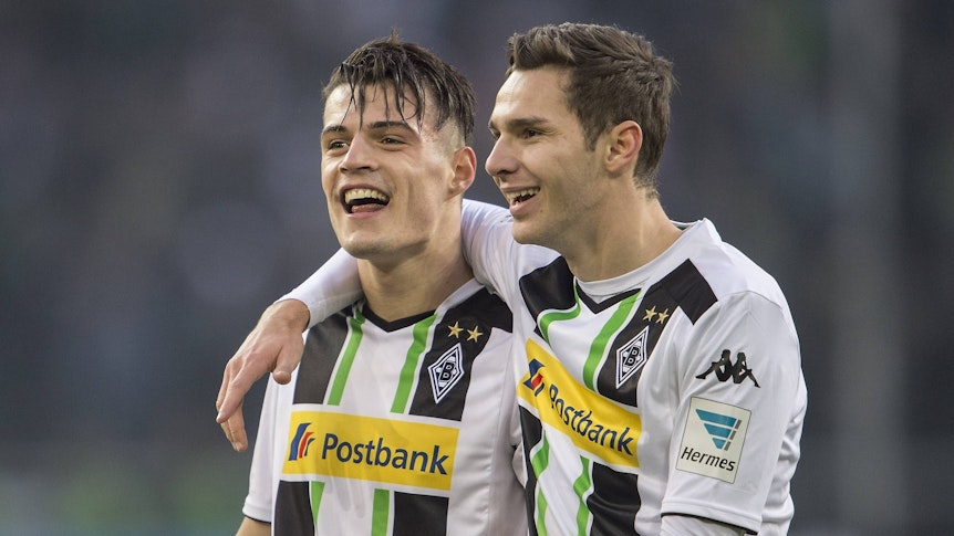 Branimir Hrgota (d.) e Granix Xhaka (s.) sono felici insieme a Granix Xhaka (s.) il 14 febbraio 2015 al Borussia-Park della vittoria nel derby del Borussia Mönchengladbach in Bundesliga contro l'1. FC Köln.  Hrgota abbraccia Xhaka.