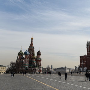 Menschen gehen auf dem Roten Platz in Moskau am 27. März 2020.