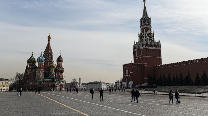 Menschen gehen auf dem Roten Platz in Moskau am 27. März 2020.