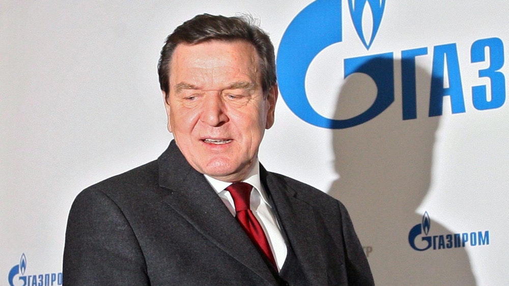 Der ehemalige Bundeskanzler Gerhard Schröder (Archivfoto aus dem Jahr 2006) gibt eine Pressekonferenz im Hauptquartier von Gazprom. Schröder verzichtet auf die Nominierung für den Gazprom-Aufsichtsrat.