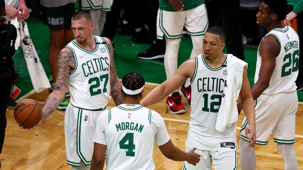 Daniel Theis (l.) steht mit Juwan Morgan und Grant Williams von den Boston Celtics beim Sieg in den NBA-Playoffs gegen Miami Heat auf dem Parkett