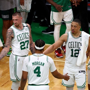 Daniel Theis (l.) steht mit Juwan Morgan und Grant Williams von den Boston Celtics beim Sieg in den NBA-Playoffs gegen Miami Heat auf dem Parkett