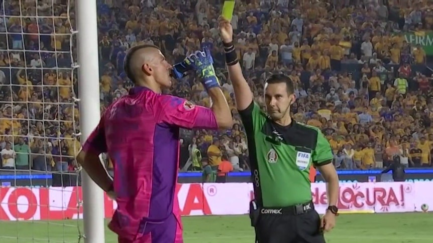Nahuel Guzmán kassiert nach seinem Tränen-Auftritt und anschließender Spielverzögerung im Spiel zwischen Tigres und Atlas die Gelbe Karte.