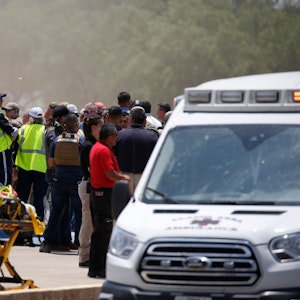 Einsatzkräfte versammeln sich nach Schüssen in einer Grundschule in der Nähe des Tatorts in Texas.