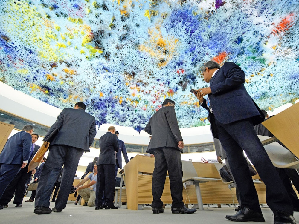 Delegierte stehen am 11. Juli 2017 am europäischen Hauptquartier der Vereinten Nationen in Genf in der Schweiz im Konferenzsaal.