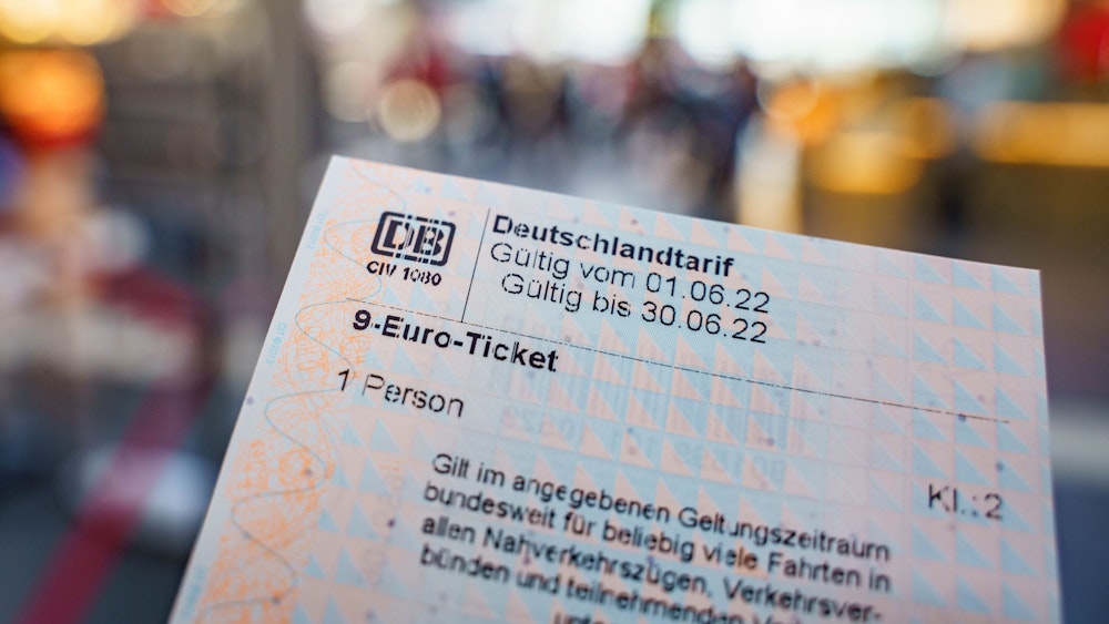 Ein frisch an einem Automaten der Deutschen Bahn erworbenes 9-Euro-Ticket, aufgenommen im Frankfurter Hauptbahnhof. Einige Menschen in NRW dürfen sich gar über ein Null-Euro-Ticket freuen.