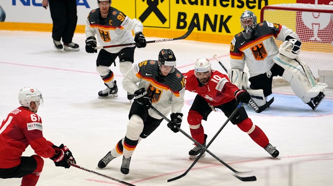 Mit vereinten Kräften stemmt sich die deutsche Nationalmannschaft im Gruppen-Finale bei der Eishockey-WM gegen die Schweiz