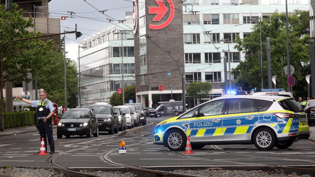 Polizei leitet Verkehr an der KVB-Zentrale in Köln.
