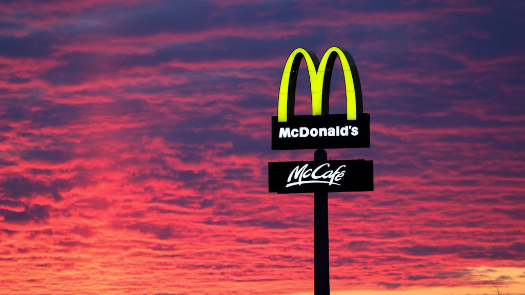 Der Abendhimmel leuchtet rötlich am&nbsp;30. November 2020 hinter einem McDonalds-Logo.