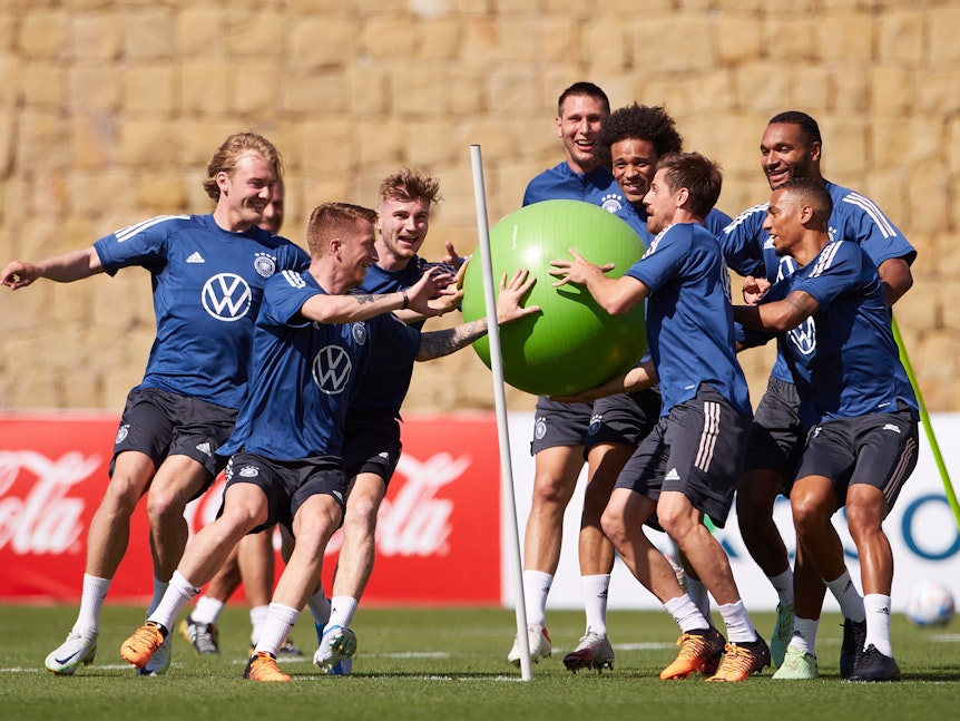 Die Nationalspieler haben ihren Spaß mit einem großen Gummi-Ball.