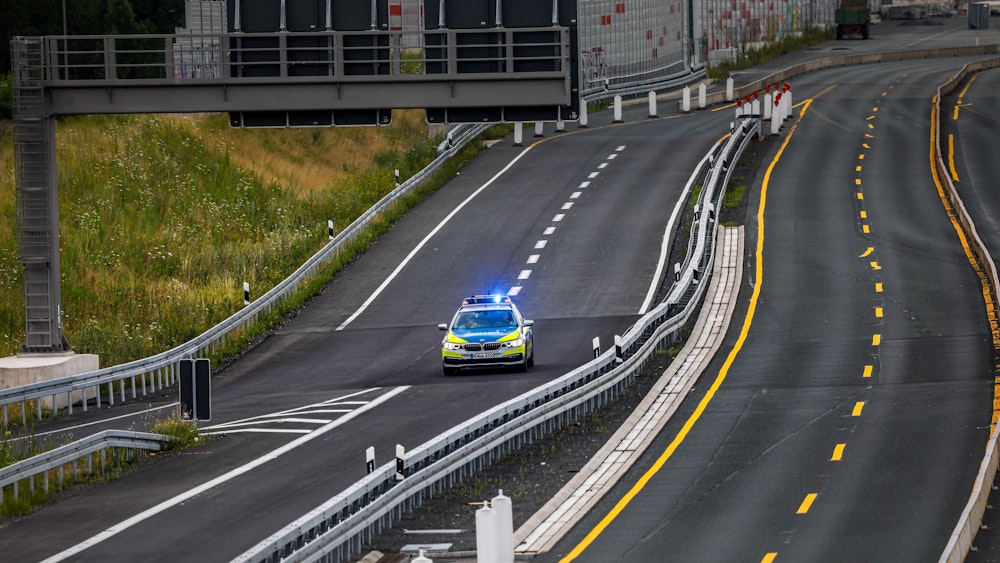 Polizeiauto auf einer Autobahnstrecke