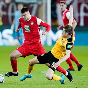 Kaiserslauterns Julian Niehues (l.) und Dresdens Patrick Weihrauch kämpfen im Hinspiel (20. Mai 2022) um den Ball.