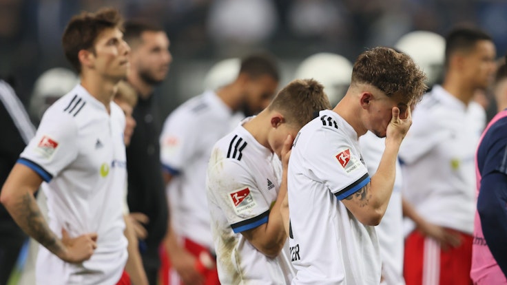 Die Spieler des Hamburger SV stehen nach dem verpassten Bundesliga-Aufstieg in der Relegation ernüchtert vor der eigenen Fankurve.