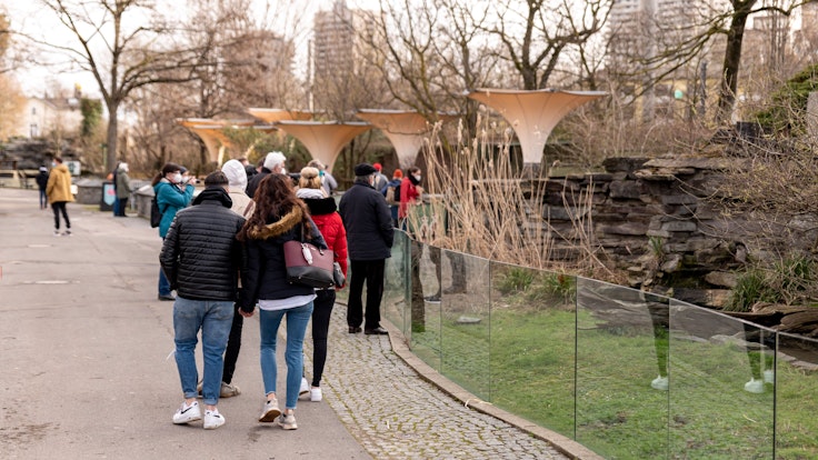 Besucherinnen und Besucher schlendern durch den Kölner Zoo.