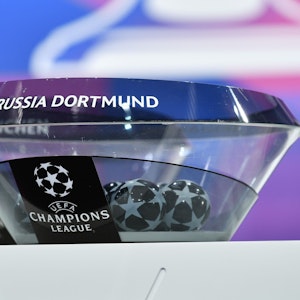 Eine Losschale in der UEFA Champions League mit dem Schriftzug Borussia Dortmund.