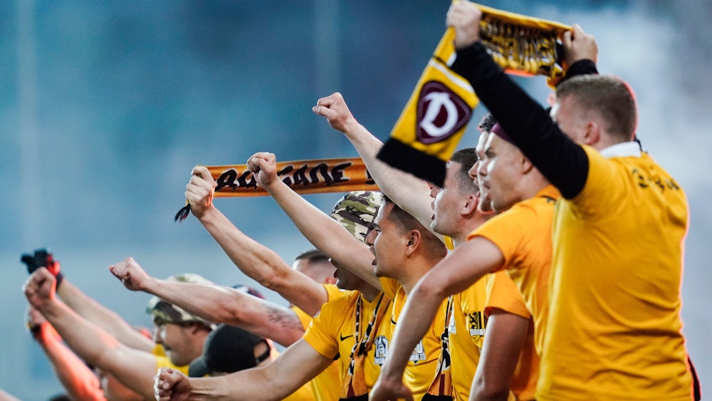 Die Behörden haben das Relegations-Rückspiel zwischen Dynamo und dem FCK als Hochrisikospiel eingestuft. Das Foto zeigt Dresden-Fans beim Hinspiel in Kaiserslautern am 20. Mai 2022.