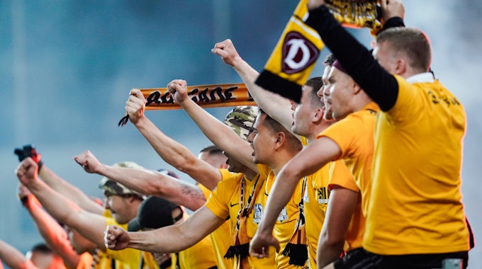 Die Behörden haben das Relegations-Rückspiel zwischen Dynamo und dem FCK als Hochrisikospiel eingestuft. Das Foto zeigt Dresden-Fans beim Hinspiel in Kaiserslautern am 20. Mai 2022.