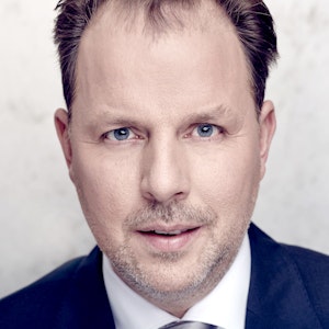 Christian Solmecke, Rechtsanwalt für Medienrecht und IT-Recht, schaut in die Kamera.