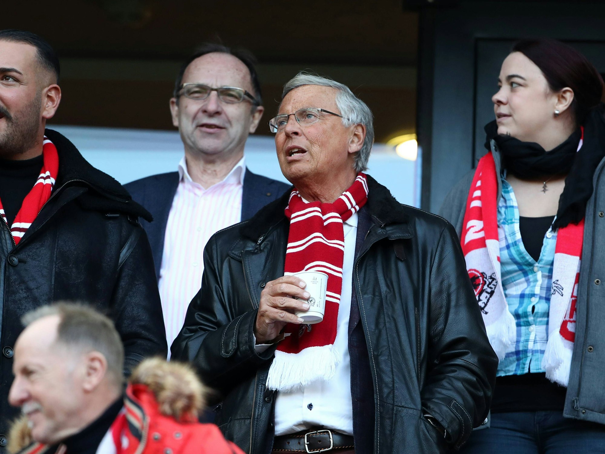 Wolfgang Bosbach besucht ein Spiel des 1. FC Köln.