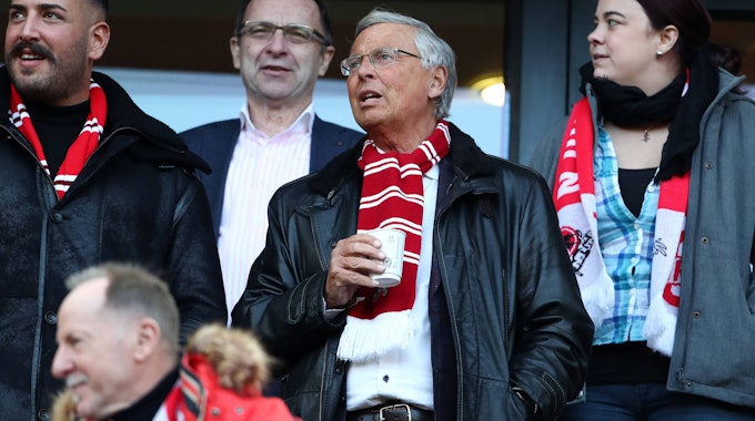 Wolfgang Bosbach besucht ein Spiel des 1. FC Köln.