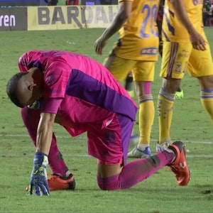 Torwart Nahuel Guzmán von Tigres UANL geht vor einem Elfmeter unter Tränen auf die Knie.