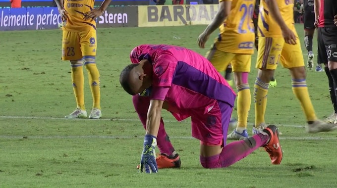 Torwart Nahuel Guzmán von Tigres UANL geht vor einem Elfmeter unter Tränen auf die Knie.