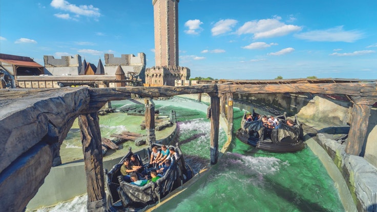 Das Phantasialand in Brühl, hier die Attraktion „River Quest”, hat auch an Christi Himmelfahrt 2022 regulär geöffnet. Doch wie sieht es mit den anderen Öffnungszeiten aus?