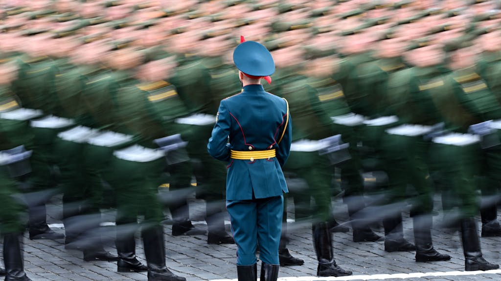 Russische Soldaten marschieren am 9. Mai 2022 während der Militärparade zum „Tag des Sieges“ im Zentrum Moskaus auf dem Roten Platz.