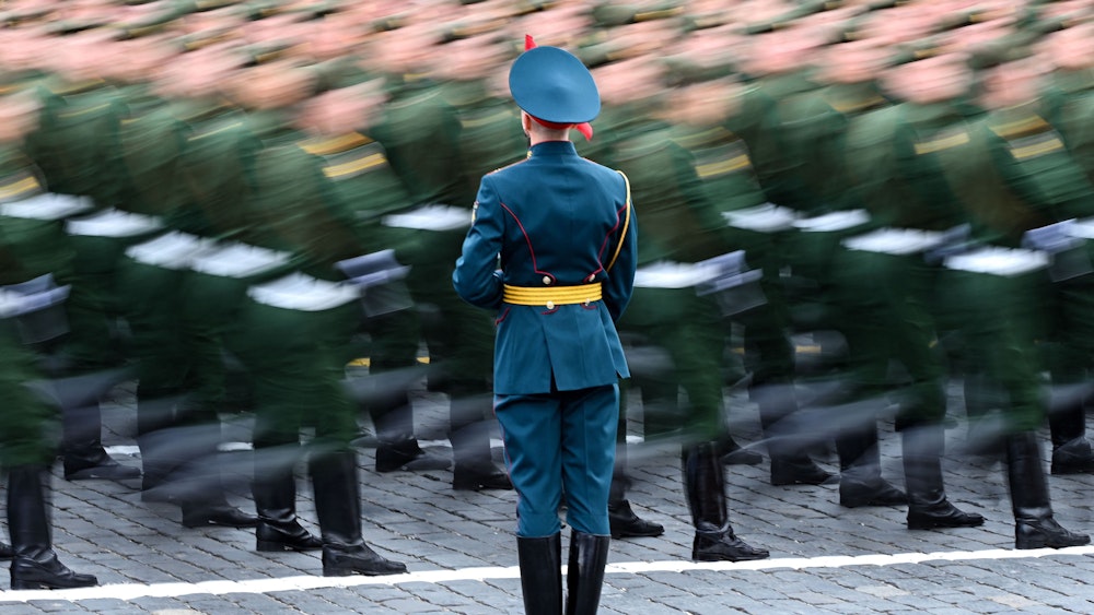 Russische Soldaten marschieren am 9. Mai 2022 während der Militärparade zum „Tag des Sieges“ im Zentrum Moskaus auf dem Roten Platz.