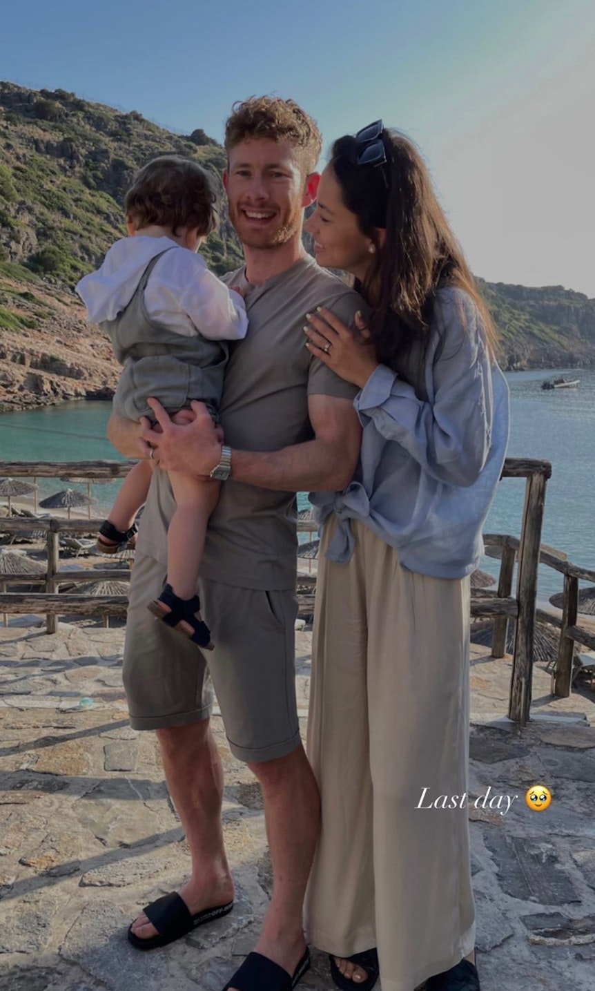 Florian Kainz mit seiner Familie auf einer Terasse auf Kreta.