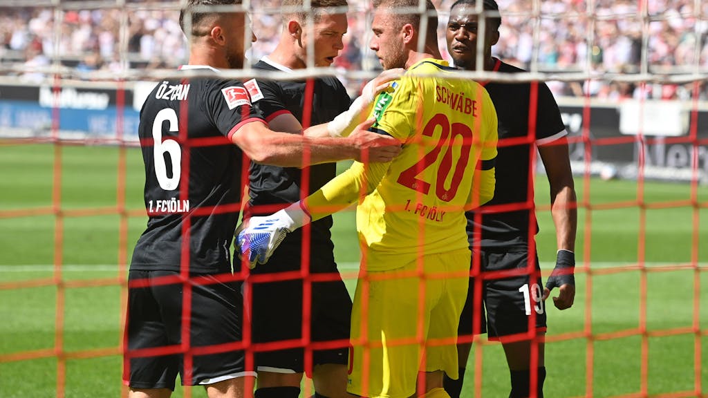 Marvin Schwäbe hält den Elfmeter gegen Stuttgart.