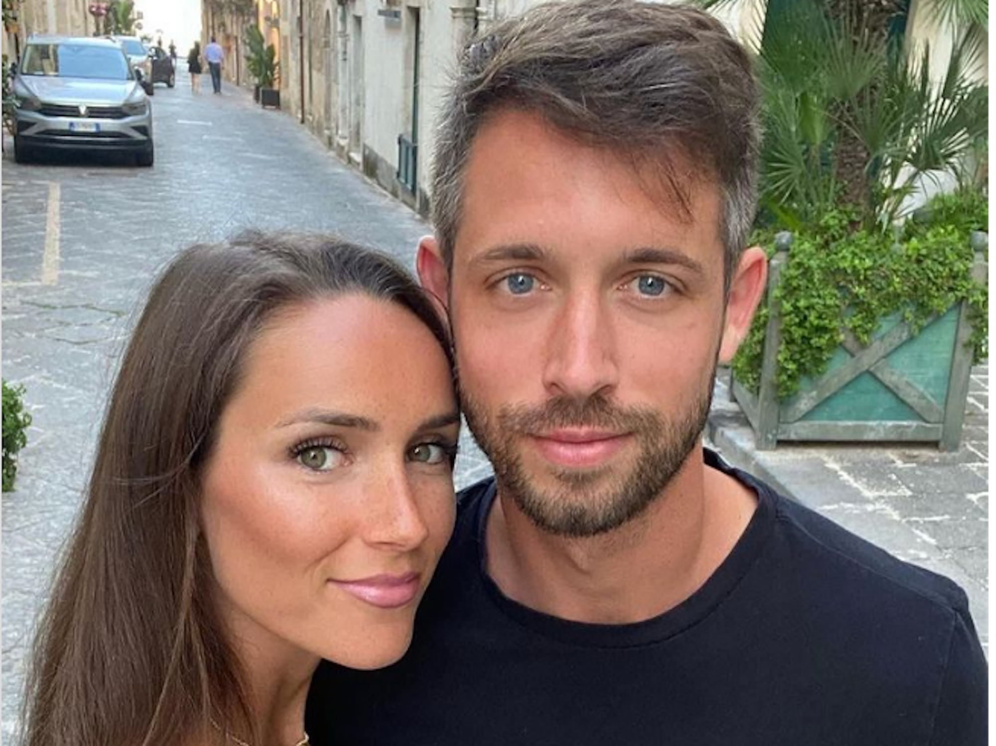 Mark Uths Freundin Franziska schießt ein Urlaubs-Selfie von den beiden in einer Straße in Sizilien.