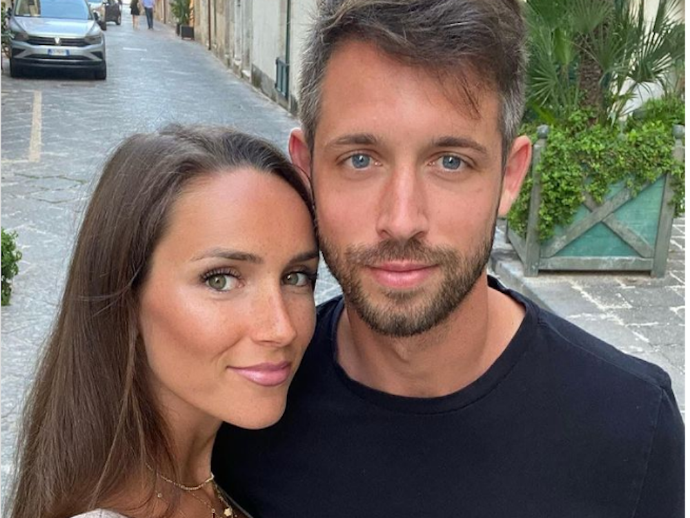 Mark Uths Freundin Franziska schießt ein Urlaubs-Selfie von den beiden in einer Straße in Sizilien.