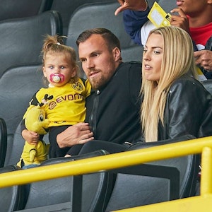 Kevin Großkreutz sitzt mit seiner Familie auf der Tribüne des Dortmunder Stadions