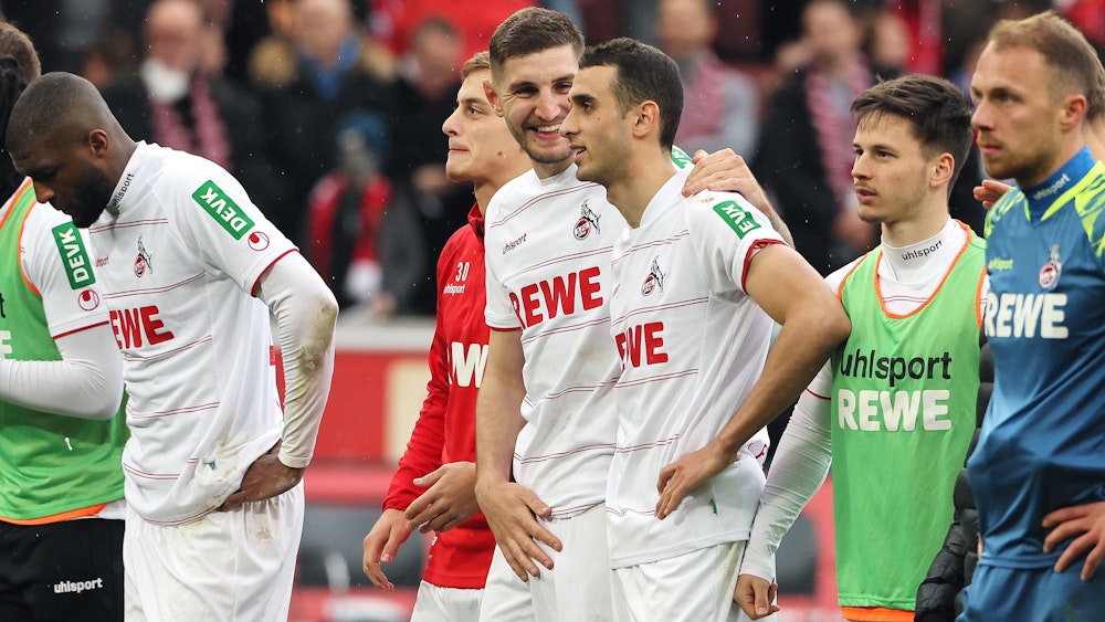 Ellyes Skhiri feiert mit seinen Teamkollegen des 1. FC Köln den Sieg gegen den FSV Mainz 05.