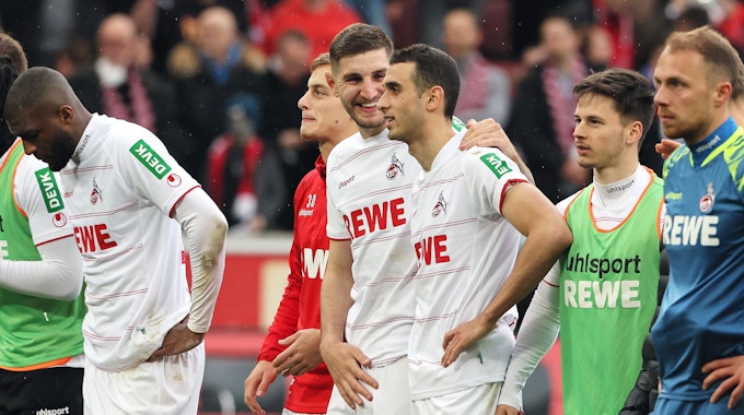 Ellyes Skhiri feiert mit seinen Teamkollegen des 1. FC Köln den Sieg gegen den FSV Mainz 05.