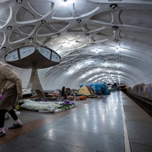 Eine ältere Frau geht am 12. Mai 2022 durch eine als Luftschutzbunker genutzte U-Bahn-Station.