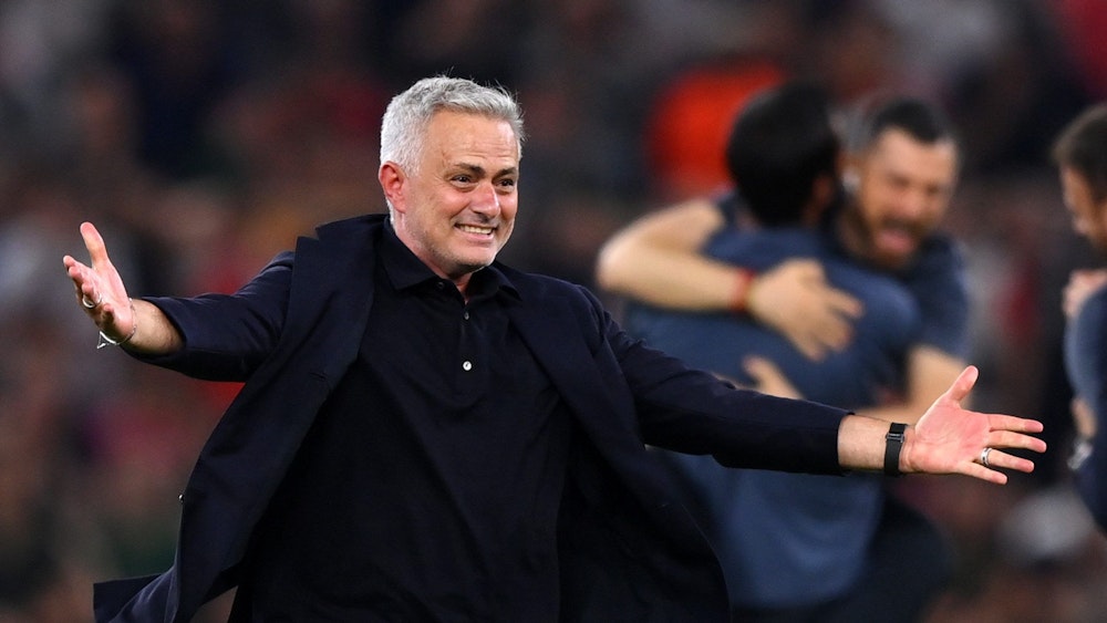 José Mourinho jubelt über den Conference-League-Titel