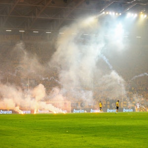 Dresden Fans werfen Pyrotechnik auf das Spielfeld.