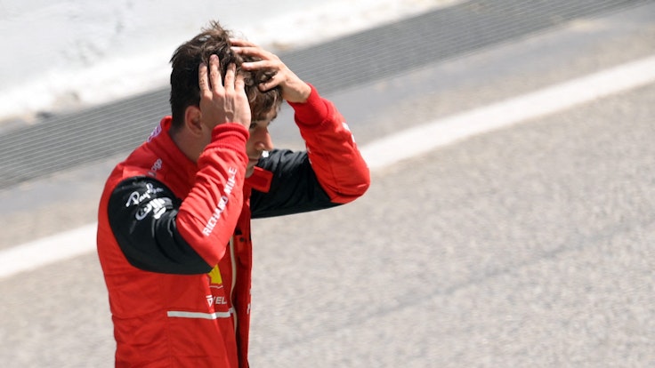 Charles Leclerc streicht sich nach seinem Aus im Rennen der Formel 1 in Spanien genervt durch die Haare