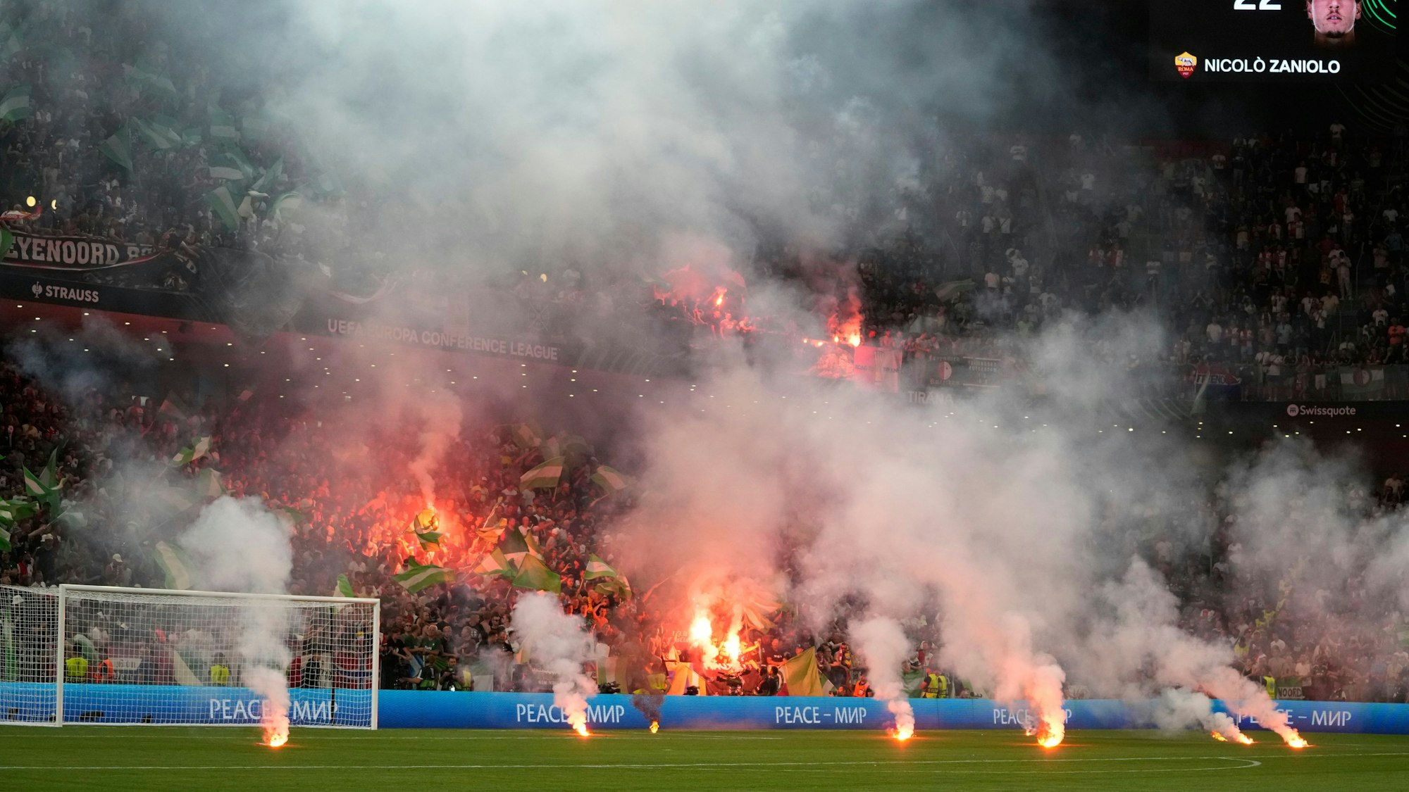 Fans von Feyenoord Rotterdam zünden vor dem Anpfiff des Conference-League-Finales gegen die AS Rom in Tirana am Mittwochabend (25. Mai 2022) Pyrotechnik im Stadion.
