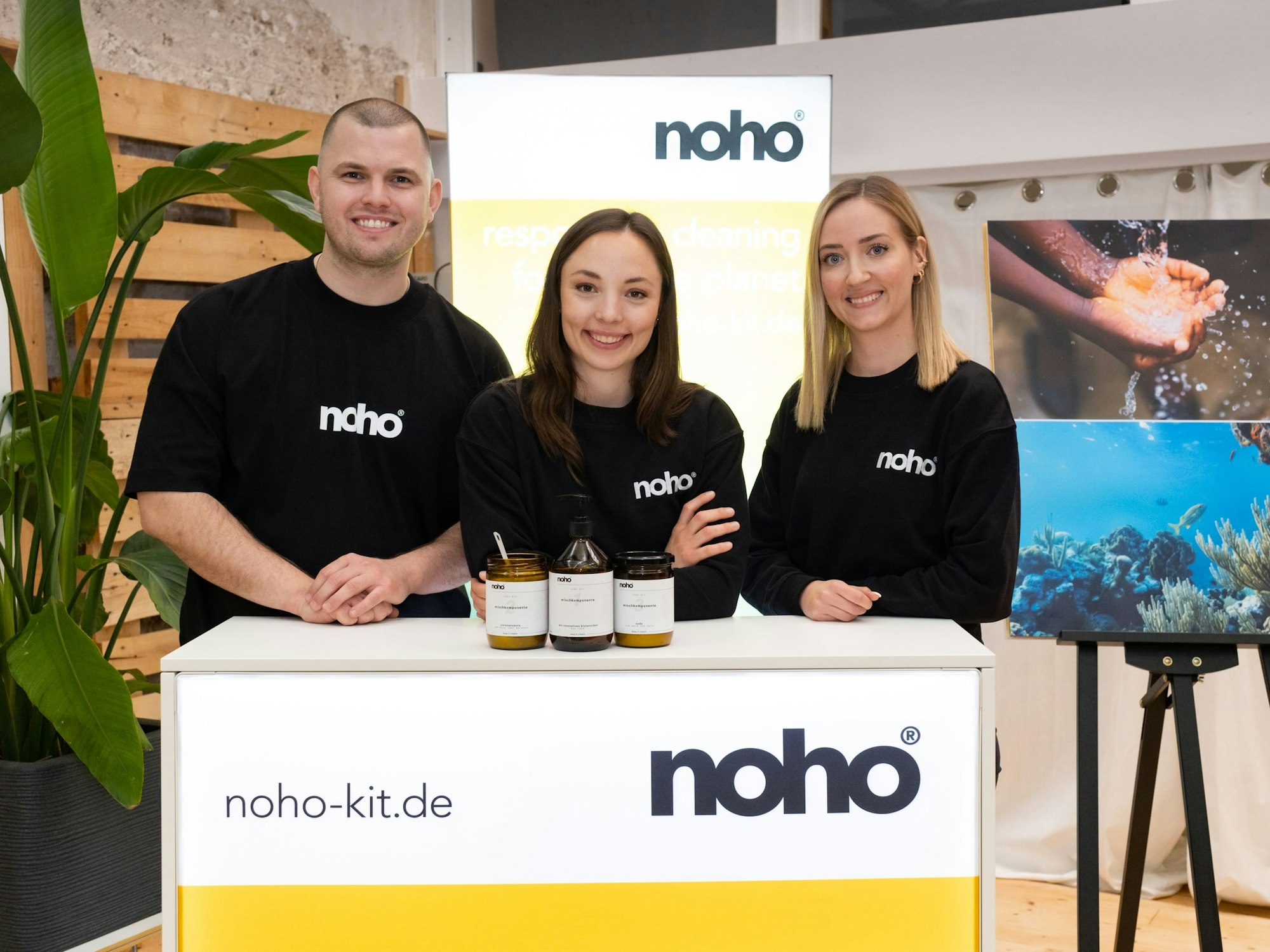 Die drei noho-GründerMartin Gaspers, Nathalie Prokop und Sarah Dankenbring lächeln in die Kamera.