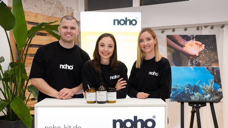 Die drei noho-Gründer Martin Gaspers, Nathalie Prokop und Sarah Dankenbring lächeln in die Kamera.
