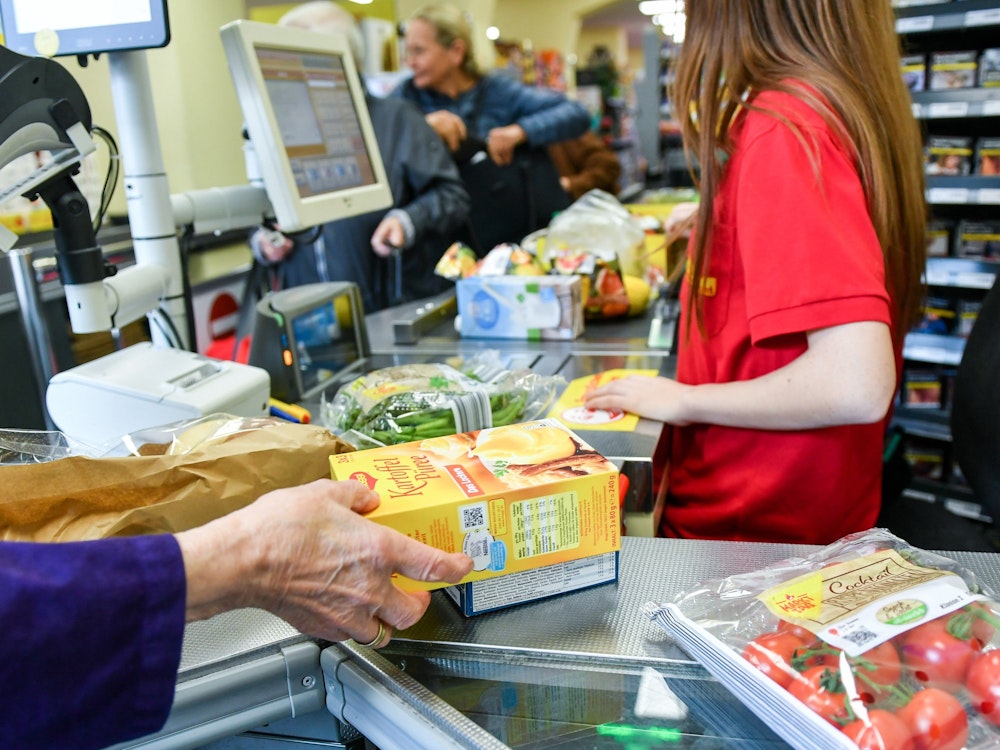 In den Supermärkten sind die Preise für Lebensmittel bereits drastisch angestiegen. Hier Waren an der Kasse eines Supermarktes.